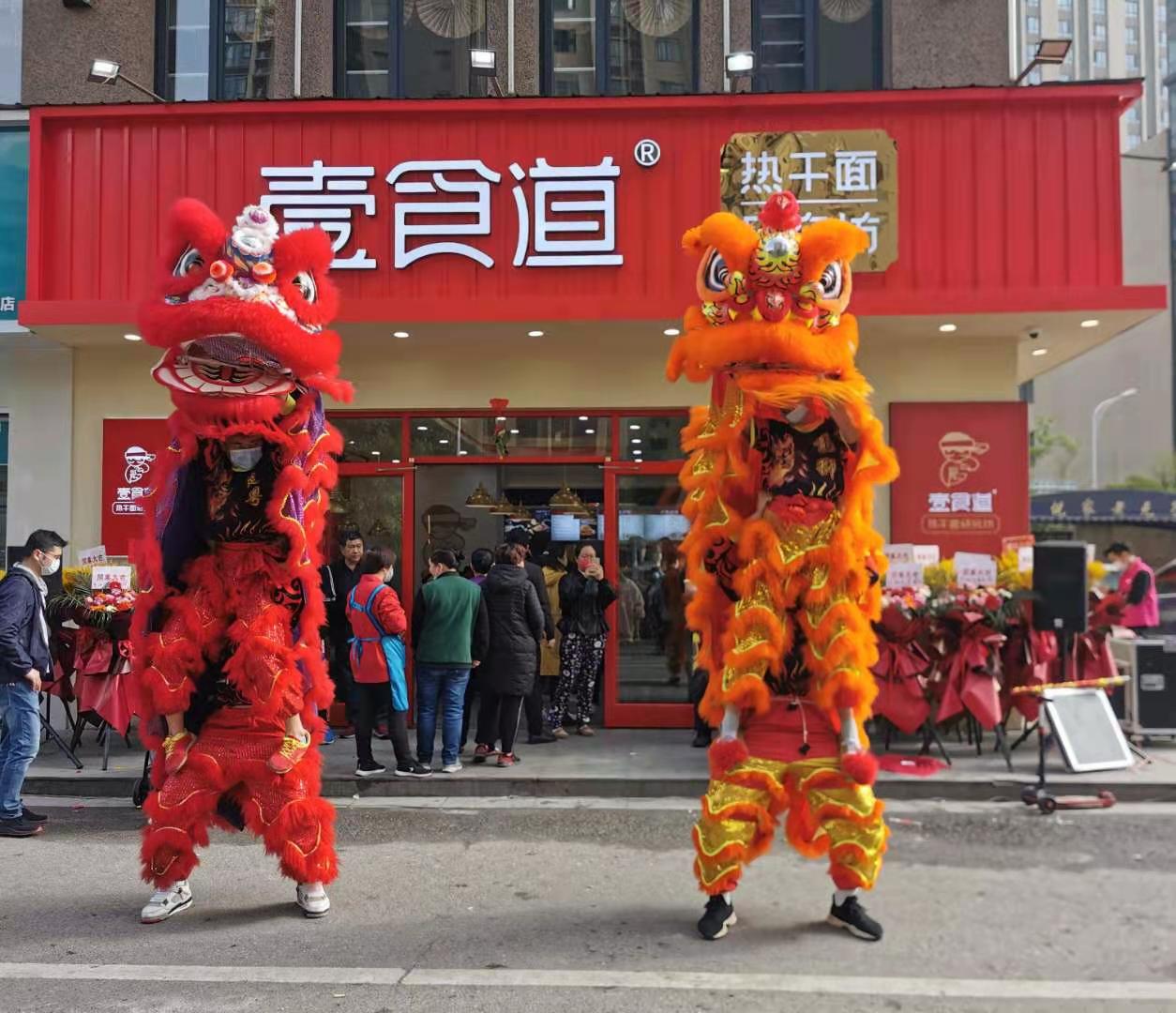 火爆|排隊持續(xù)三小時 熱干面賣出超千碗